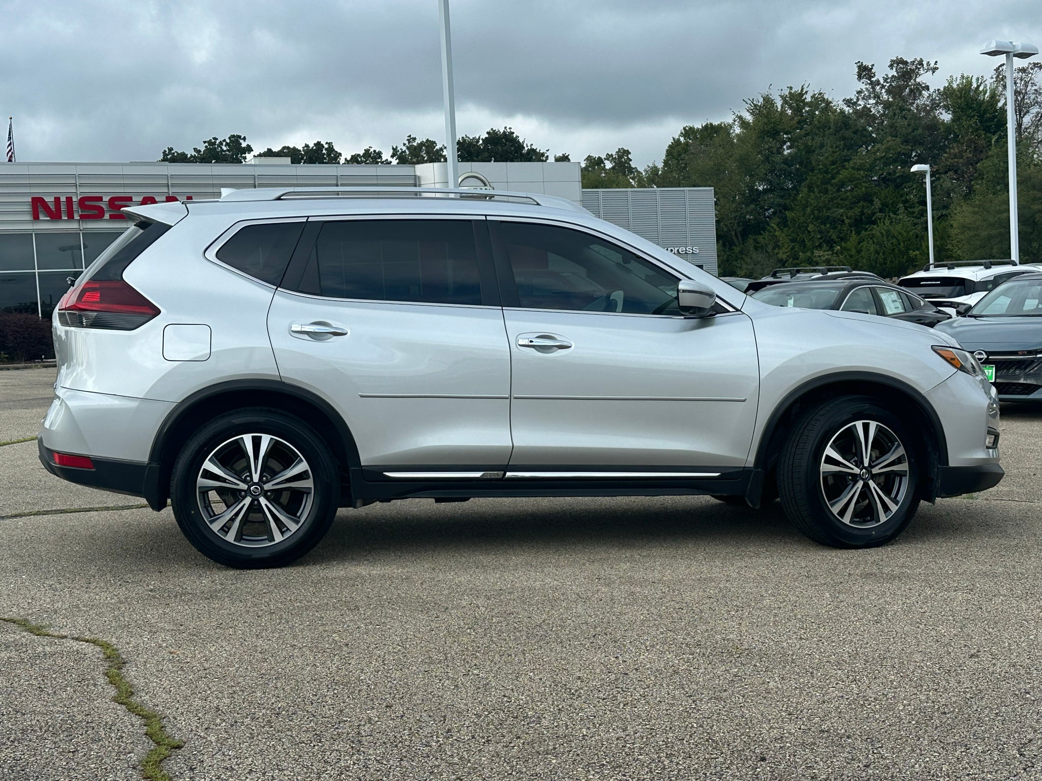Used 2018 Nissan Rogue SL with VIN 5N1AT2MT2JC833256 for sale in Rolla, MO